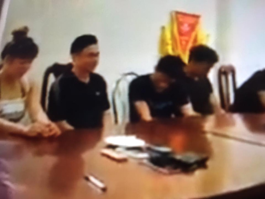 Một số đối tượng khai nhận hành vi sử dụng ma túy tại trụ sở công an. Ảnh: Duy Chiến