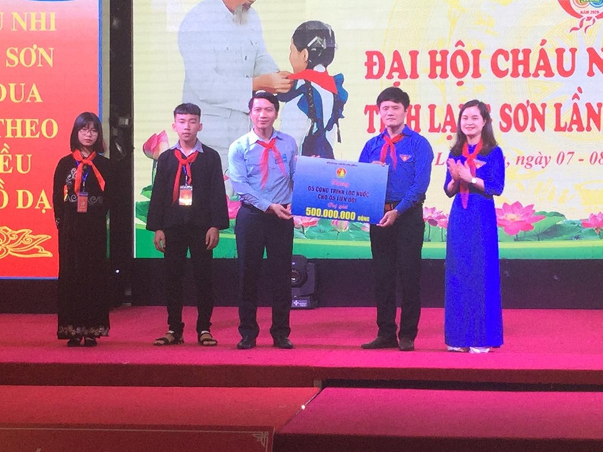 Anh Nguyễn Ngọc Lương, Bí thư TƯ Đoàn, Chủ tịch HĐ Đội TƯ trao biểu trưng tặng 5 công trình nước sạch (trí giá 500 triệu đồng) cho tuổi trẻ Lạng Sơn .Ảnh: Duy Chiến