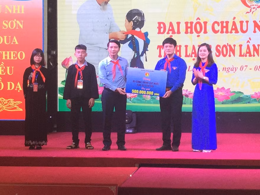 Anh Nguyễn Ngọc Lương, Bí thư TƯ Đoàn, Chủ tịch HĐ Đội TƯ trao biểu trưng tặng 5 công trình nước sạch (trí giá 500 triệu đồng) cho tuổi trẻ Lạng Sơn .Ảnh: Duy Chiến