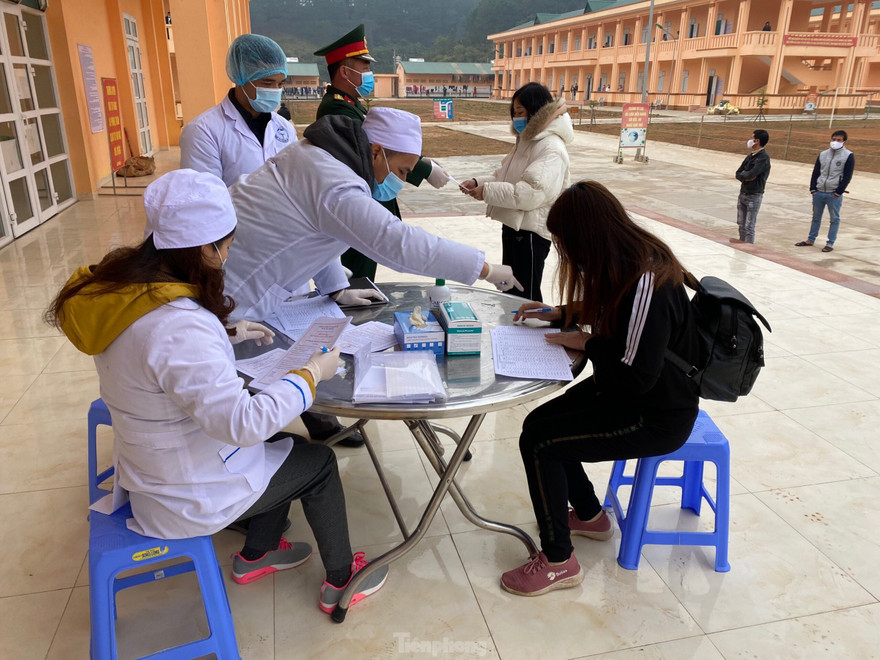 Trung đoàn 123 tiếp nhận người cách ly .Ảnh: Duy Chiến 