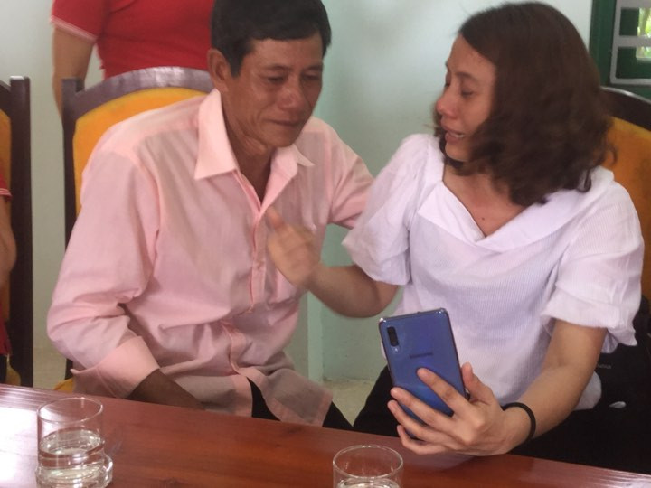 Cô Hon (bìa phải) xúc động gặp lại anh trai .Ảnh: Duy Chiến