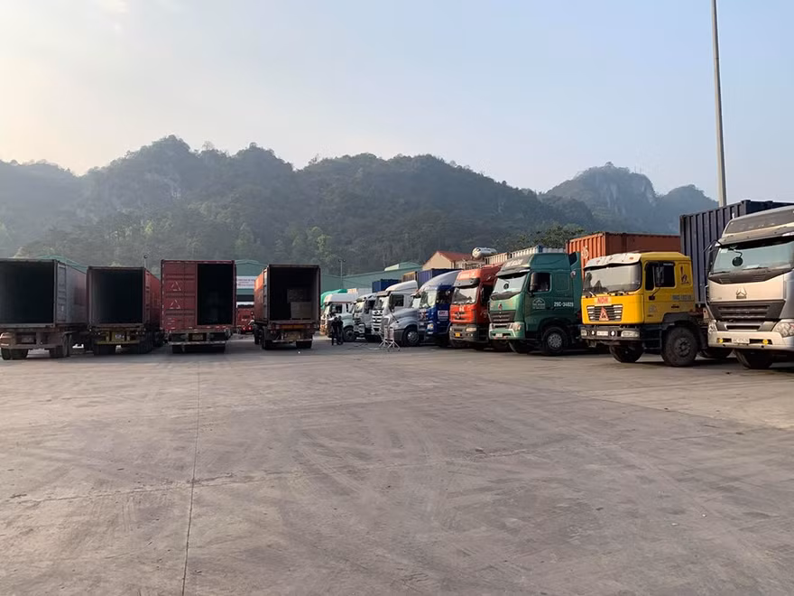 Hiện nay, tại các cửa khẩu ở Lạng Sơn vẫn còn tồn động trên 2.500 xe chở hàng chờ xuất khẩu sang Trung Quốc .Ảnh: Duy Chiến