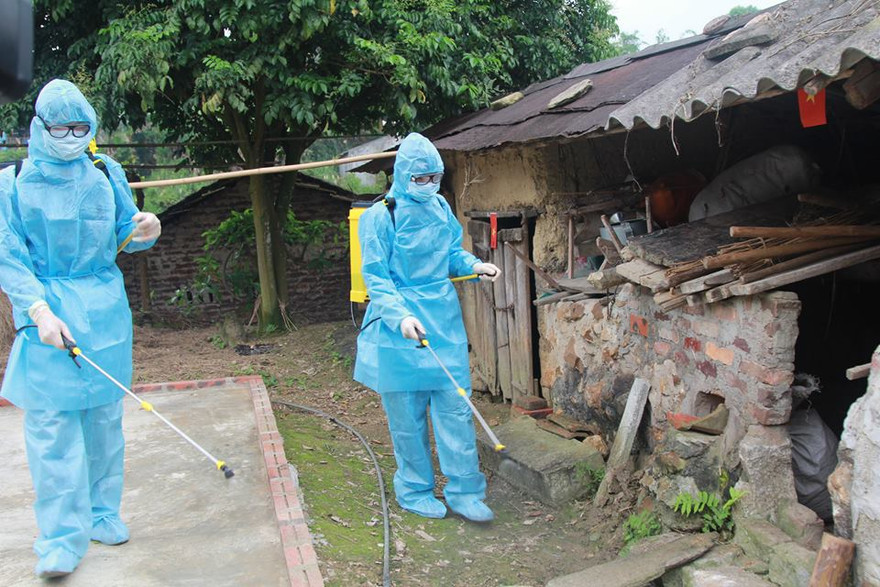 Huyện Lộc Bình tiến hành phun thuốc tiêu độc khử trùng, khoanh vùng dập dịch .Ảnh: Quang Duy