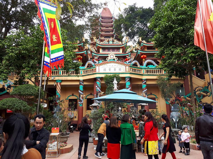 Đông đảo người dân thắp nhang tưởng nhớ những người ngã xuống trong cuộc chiến 1979