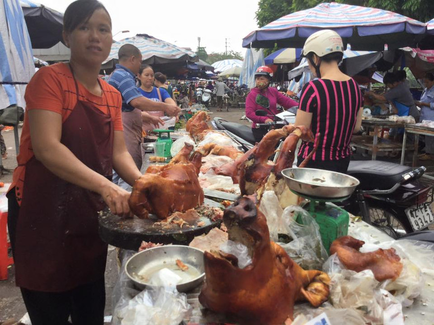 Ngày rằm tháng 7 không thể thiếu món thịt lợn quay nhồi lá mác mật thơm nức *ảnh: Duy Chiến 