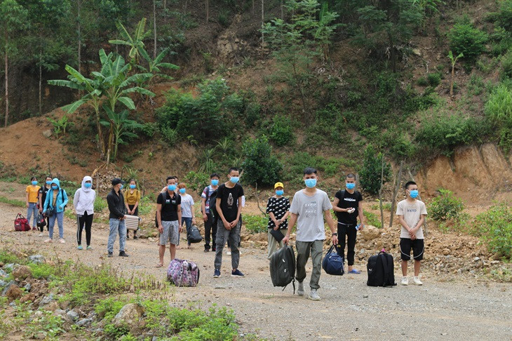 Sáng 31/7, đồn Biên phòng Bảo Lâm (Lạng Sơn) phát hiện, ngăn chặn 17 công dân nhập cảnh trái phép qua đường mòn .Ảnh: BP
