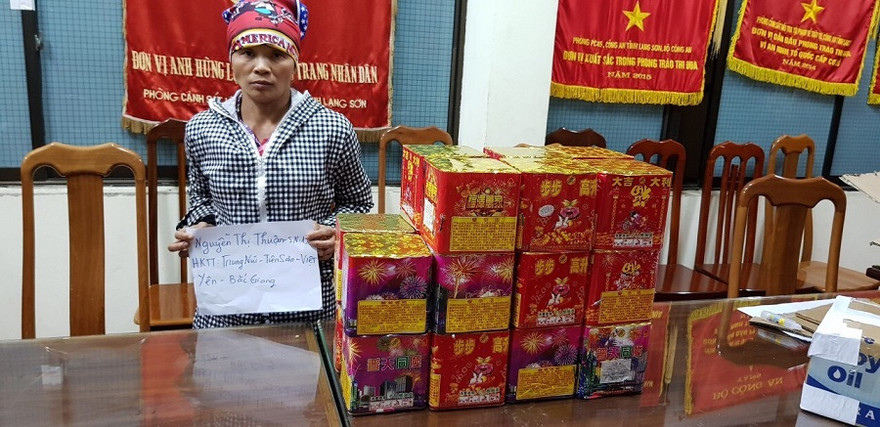 Đối tượng và tang vật tại cơ quan công an Lạng Sơn. Ảnh: TL