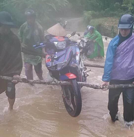 Khuôn vác phương tiện giao thông qua những con đường dân sinh ngập tràn nước lũ .Ảnh: Thiện Bình