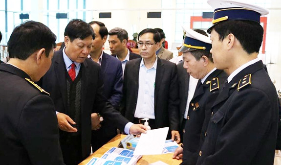 Thứ trưởng Bộ Y tế kiểm tra công tác phòng dịch tại cửa khẩu quốc tế Hữu Nghị .Ảnh: M. Thu