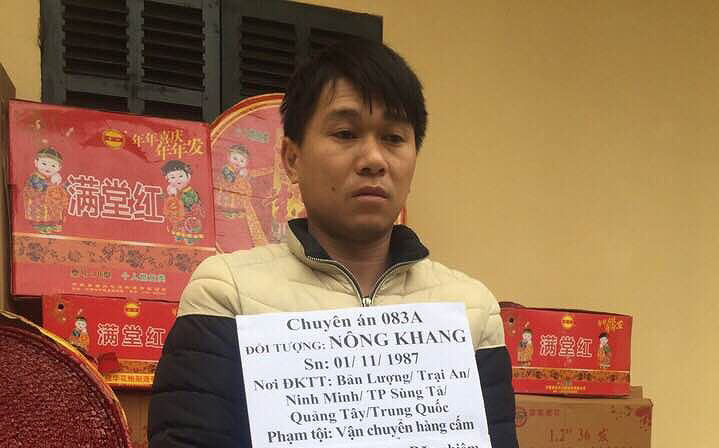 Đối tượng Khang và tang vật. Ảnh: Duy Chiến