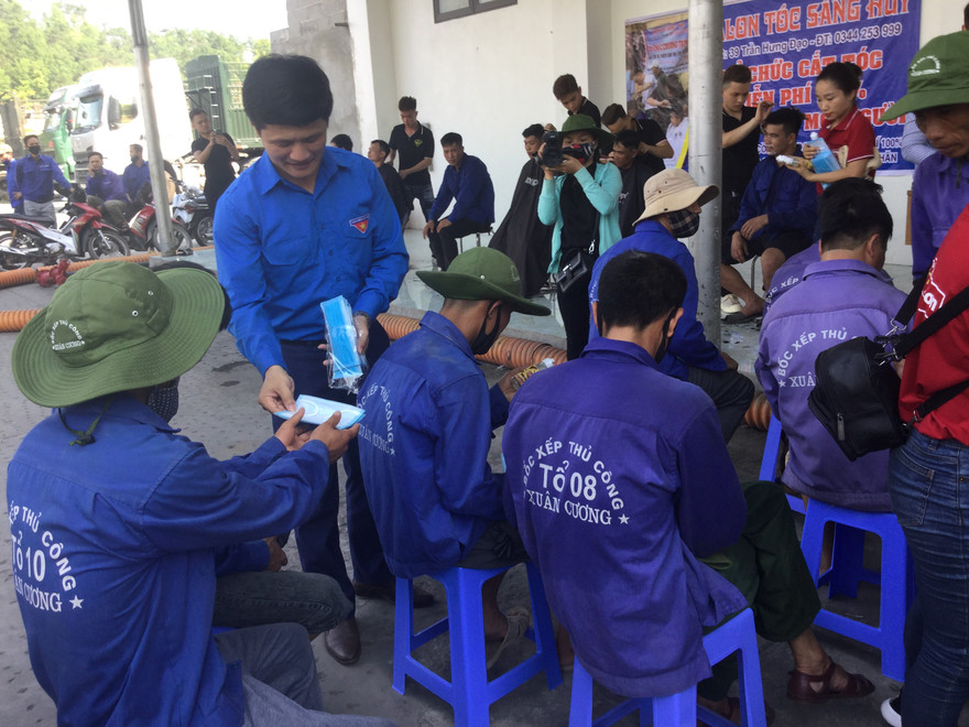 Anh Nguyễn Tuấn Nam, Bí thư tỉnh đoàn Lạng Sơn trao tặng khẩu trang cho đội ngũ bốc xếp tại cửa khẩu Hữu Nghị .Ảnh: Duy Chiến