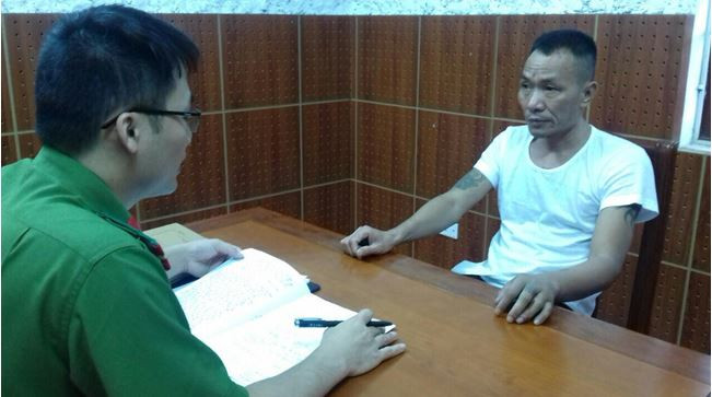 Đối tượng Hải (bìa phải) khai nhận hành vi tại cơ quan công an *ảnh: H. Mỹ