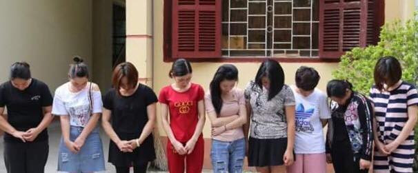 Các đối tượng chủ, ghi lô đề tại cơ quan công an .Ảnh: N. My