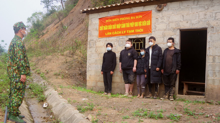 Lực lượng Biên phòng Lạng Sơn ngăn chặn 5 công dân Trung Quốc nhập cảnh qua đường mòn .Ảnh: TL