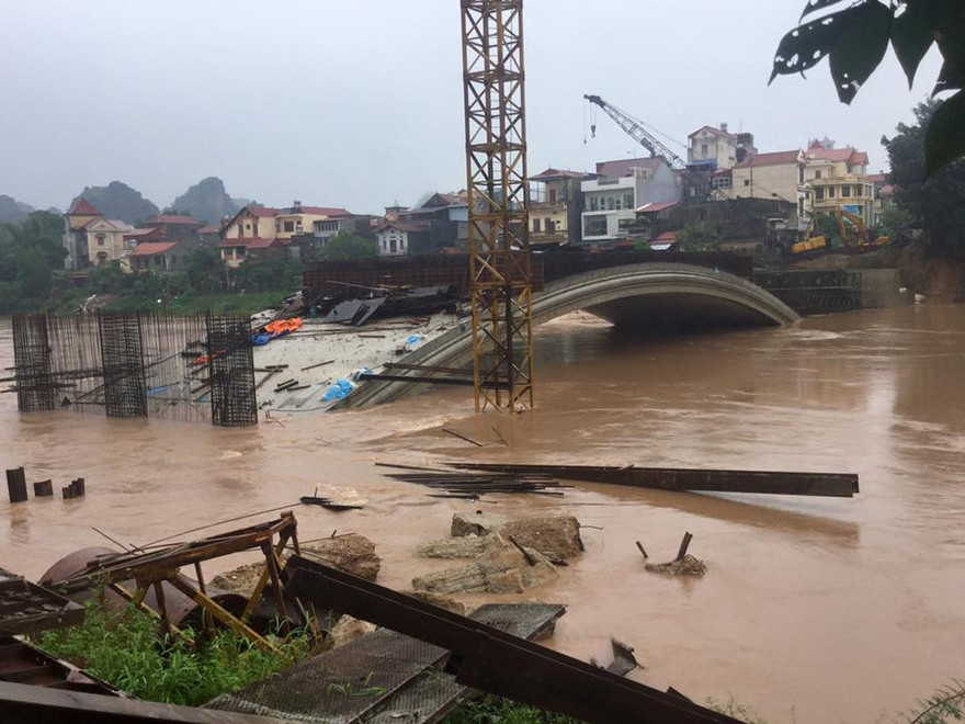 Nước ngập nhấn chìm nhiều công trình cầu Kỳ Cùng đang xây dựng dở dang *ảnh: Duy Chiến 