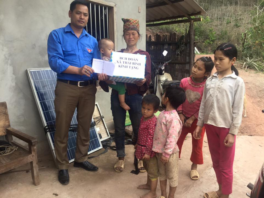 Đoàn xã Thái Bình tặng quà hỗ trợ gia đình ông Chi *ảnh: Duy Chiến