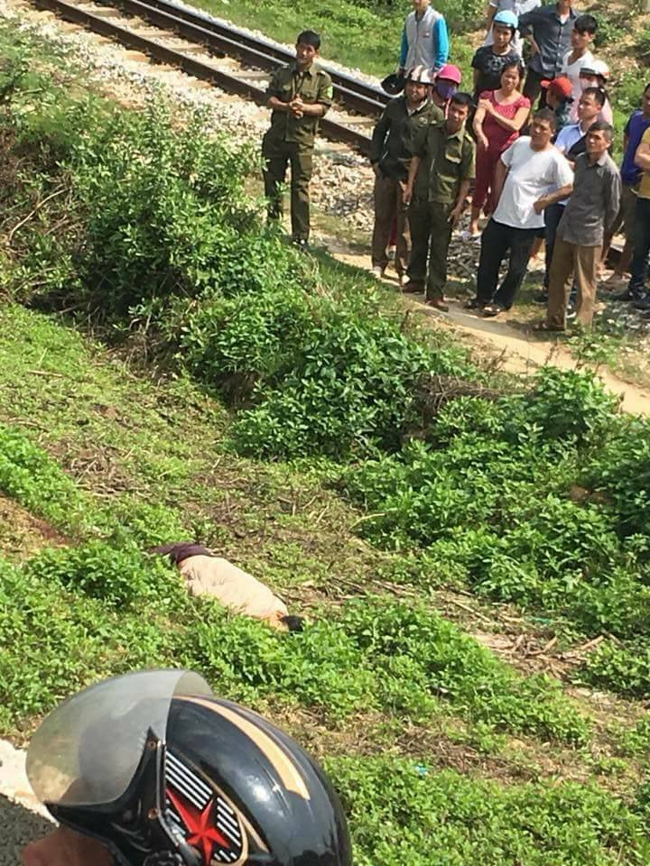 Lực lượng chức năng bảo vệ hiện trường, điều tra vụ việc. Ảnh: Dũng Cường