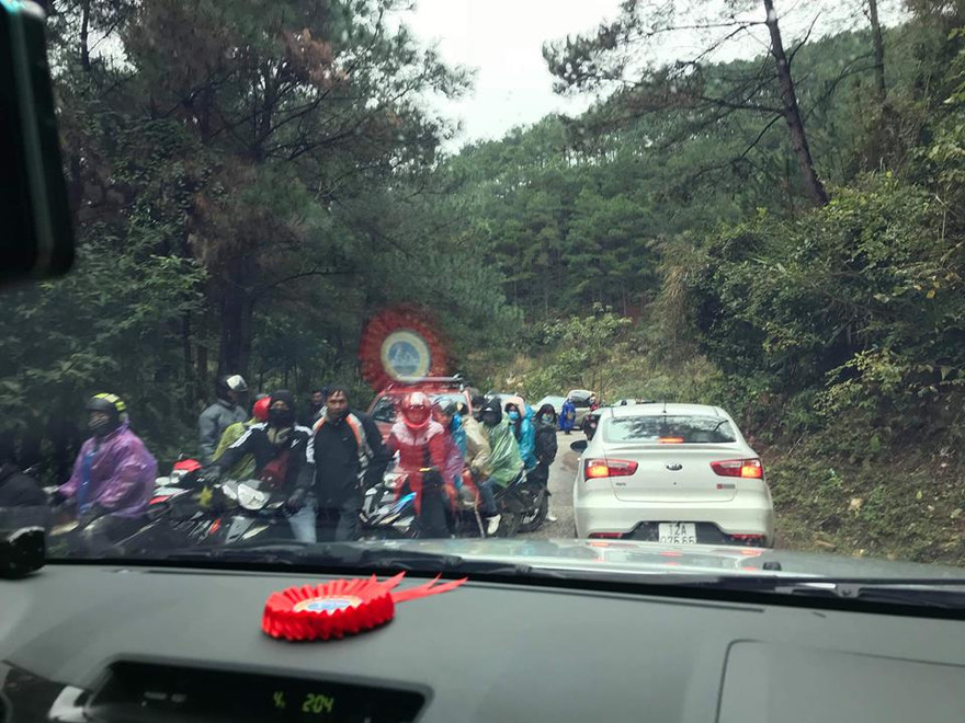 Dòng người xuôi ngược lên Mẫu Sơn tạo cảnh ùn tắc - ảnh: Đ. Ân