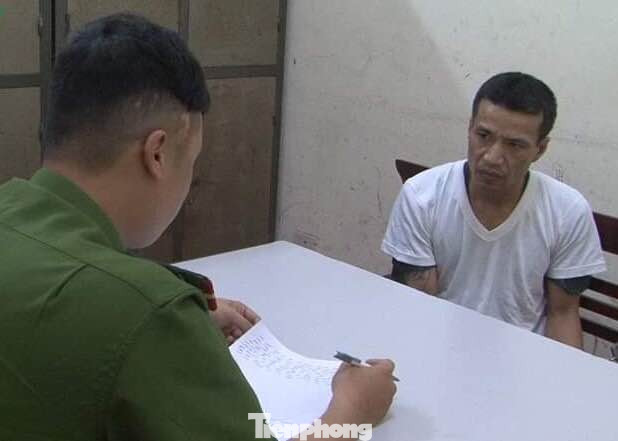 Đối tượng Minh (bìa phải) tại cơ quan công an .Ảnh: M.Anh