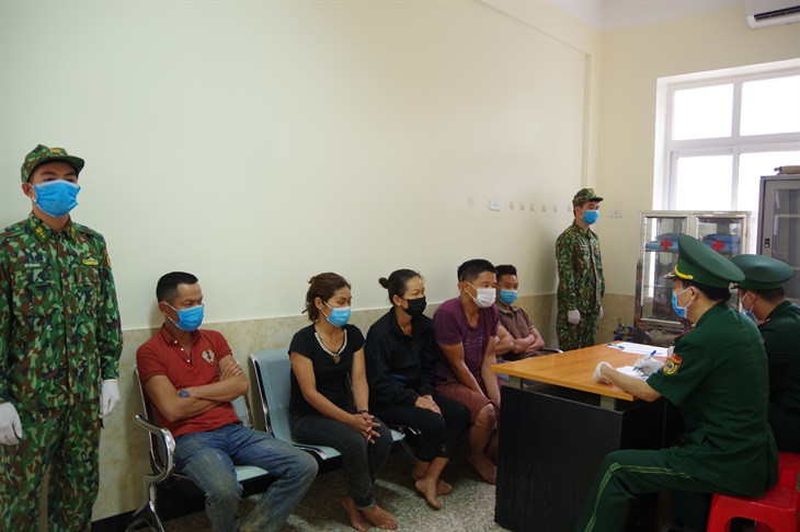 Nhóm người nhập cảnh trái phép bị lực lượng Biên phòng Tân Thanh phát hiện, bắt giữ vào sáng 1/8 .Ảnh: T.Đ