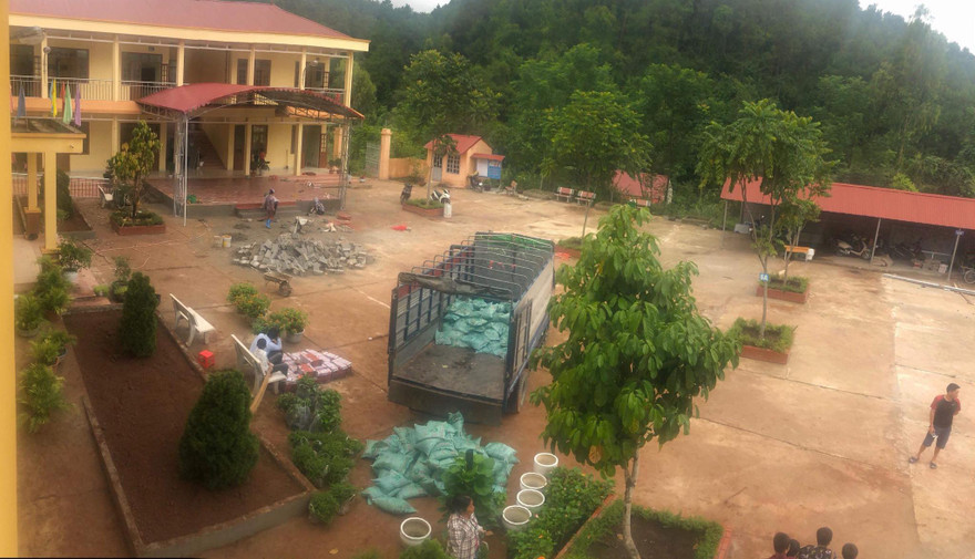 Mưa to kéo dài, công việc tu sửa Trường Phổ thông DTBT Tiểu học- THCS xã Lộc Yên bị đình trệ, sân trường vắng hoe học sinh do các em nghỉ dài ngày .Ảnh: Duy Chiến