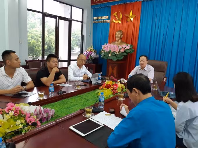 Phóng viên báo Tiền Phong (Áo xanh ngoài cùng bên phải) đặt nghi vấn bảng điểm khủng đối với lãnh đạo Sở GD &ĐT Lạng Sơn (giữa) *ảnh: PL