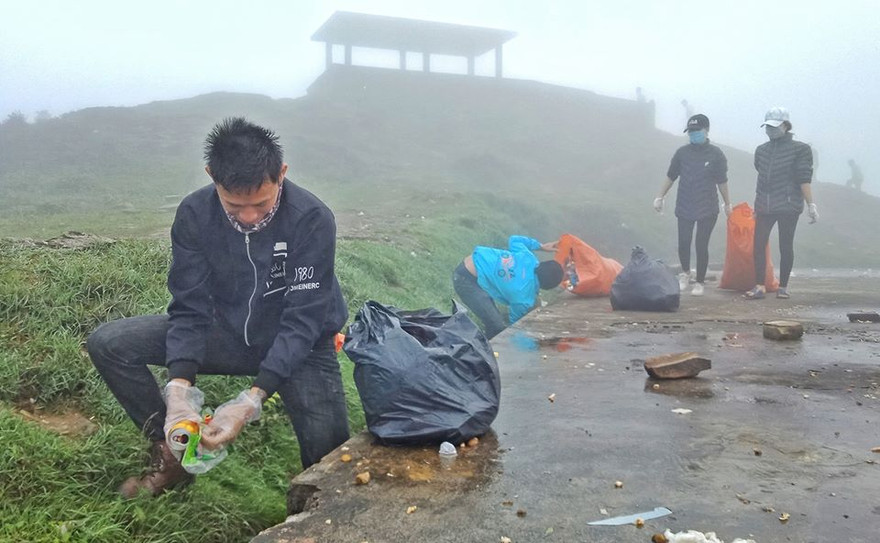 Rác thải ứ đọng ở rãnh thoát nước trên đỉnh Mẫu Sơn *ảnh: Hoàng Huy