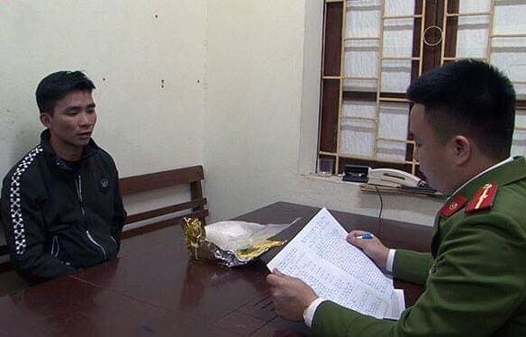 Đối tượng Xương (bìa trái) tại cơ quan điều tra .Ảnh: TL