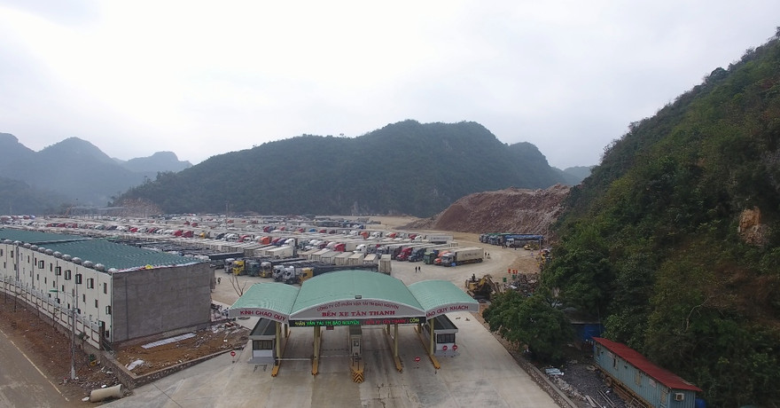 Xe chở hàng nông sản đỗ tràn tại cửa khẩu Tân Thanh chờ thông quan bán hàng sang Trung Quốc .Ảnh:TL