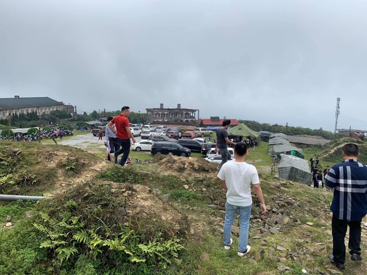 Hàng ngàn lượt người, phương tiện hội tụ trên đỉnh Mẫu Sơn trong ngày 30/4 .Ảnh: H. Lan