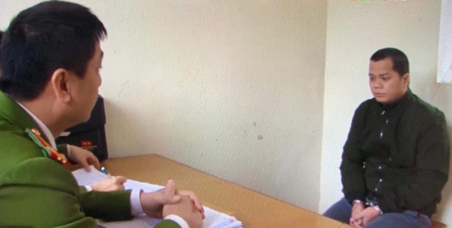 Đối tượng Diện (bìa phải) khai nhận hành vi lừa đảo tại cơ quan công an .Ảnh: TL