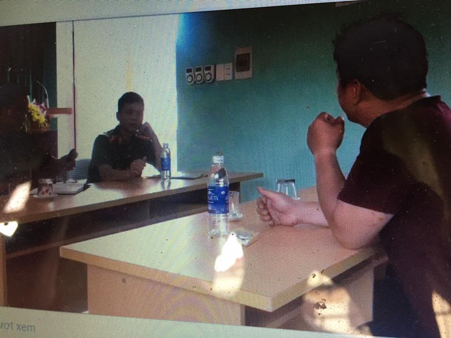 Lực lượng chức năng huyện Bình Gia làm việc với "nhà ngoại cảm" L (bên phải) tại xã Mông Ân. Ảnh: TL