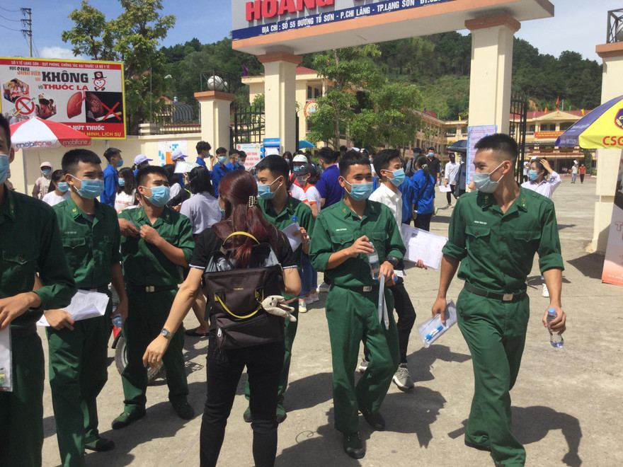 Sắc xanh Biên phòng nổi bật với gương mặt tự tin của các thí sinh áo lính thi xong môn đầu tiên .Ảnh: Duy Chiến 