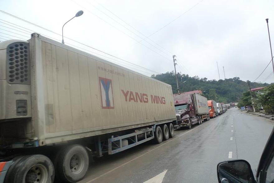 Hàng ách tắc tại cửa khẩu Tân Thanh, xe đỗ tràn ra đường quốc lộ, dài chừng 10 km *ảnh: Duy Chiến 