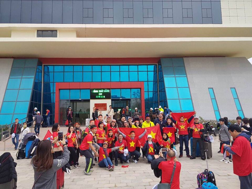 Cửa khẩu Hữu Nghị tràn ngập màu cờ Tổ quốc *ảnh: Duy Chiến