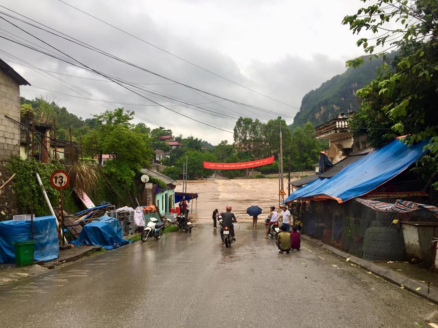 Người dân hai bên cầu ngầm Na Sầm bị ách tắc vì nước lên quá nhanh *ảnh: TL
