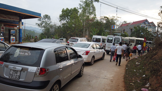 Dòng người, phương tiện ken cứng con đường đến đền Bắc lệ .Ảnh: L.Nam