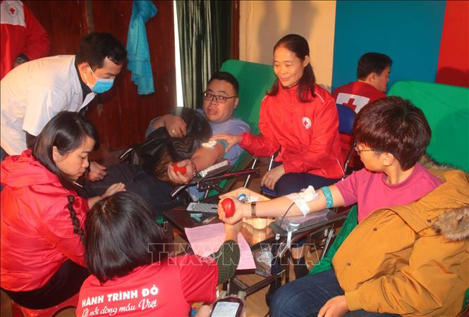Đoàn viên, thanh niên tham gia hiến máu cứu người .Ảnh: Chu Hiệu
