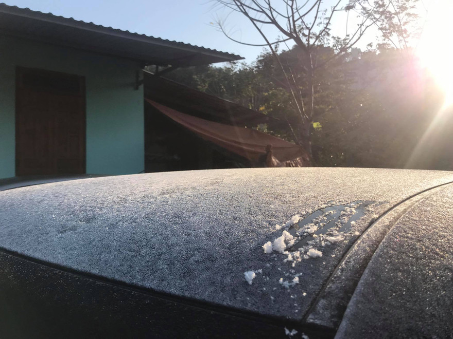 Trên sân, nóc xe ô tô sương muối bao phủ, nom như mưa đá . Ảnh: Đăng Quang