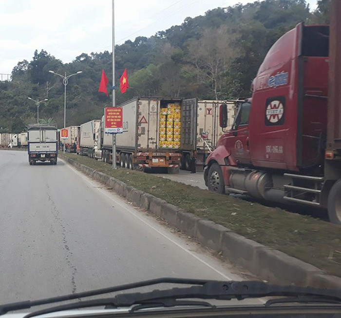 Hiện tượng ùn tắc hàng nông sản ở cửa khẩu Tân Thanh diễn ra thường xuyên vào dịp cuối năm .Ảnh: TL