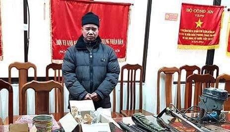 Đối tượng Thúy cùng tang vật tại cơ quan công an .Ảnh: V. Dũng 