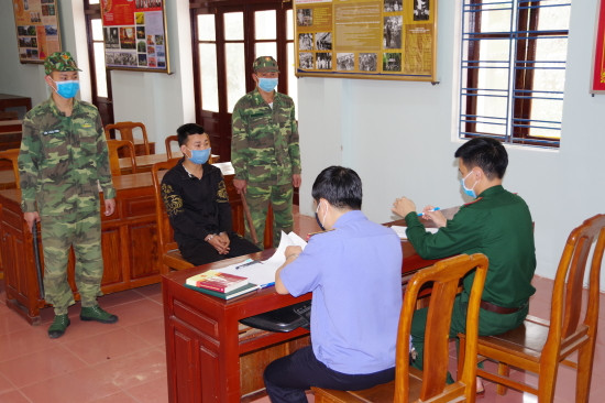 Đối tượng Chu Văn Tằng khai nhận hành vi tại cơ quan Biên phòng Lạng Sơn .Ảnh: V.T