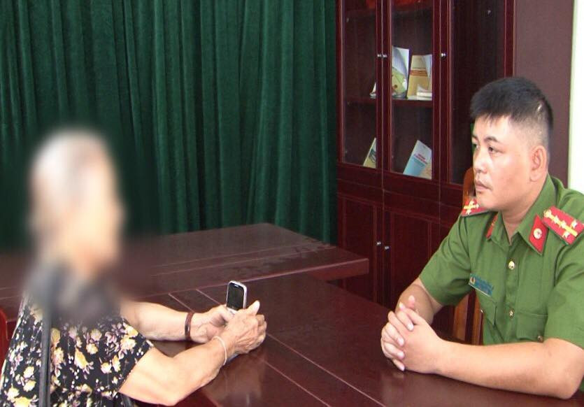 Các nạn nhân đến cơ quan công an trình báo sự việc bị lừa .Ảnh: Huyền Mỹ