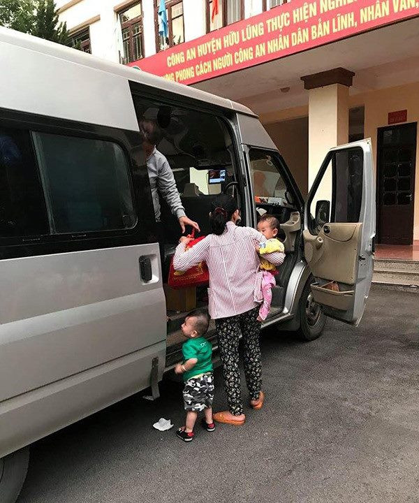 Hai người phụ nữ bị nghi bắt cóc trẻ em được đưa đến công an huyện Hữu Lũng để xác minh, làm rõ. Ảnh: TL