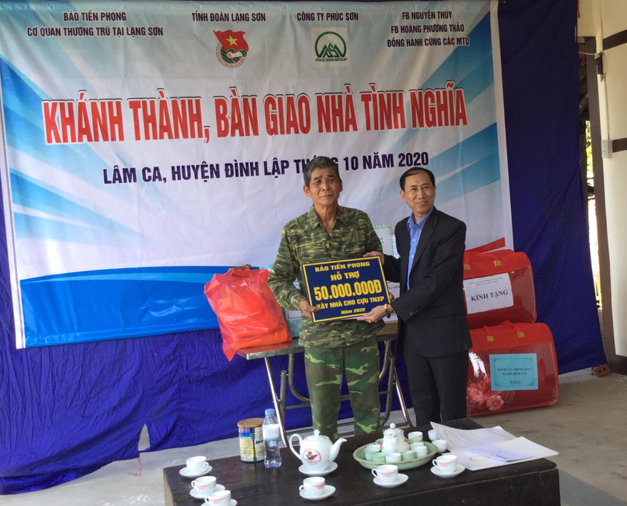 Báo Tiền Phong trao tặng tiền hỗ trợ tiền xây nhà cho ông Lã Văn Bảo .Ảnh: Duy Chiến 