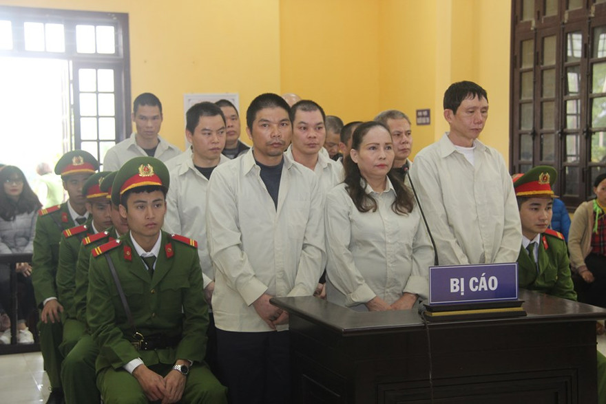 Bị cáo Vi Văn Thế (ngoài cùng bên phải) cùng các đồng phạm hầu tòa. Ảnh: Duy Chiến