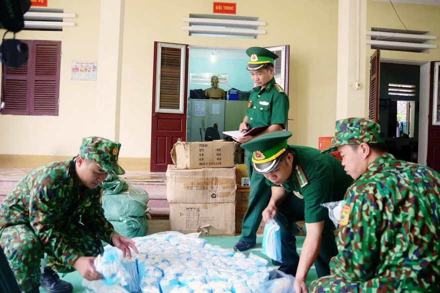 Lực lượng Biên phòng đưa hàng hóa nhập lậu về đơn vị tiến hành kiểm đếm, xử lý. Ảnh: Duy Chiến