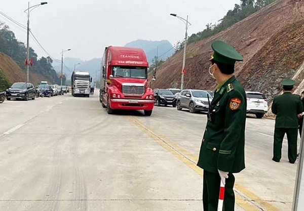 Chủ hàng và nhân công bốc xếp hàng hóa nhộn nhịp tại cửa khẩu Tân Thanh .Ảnh: Duy Chiến