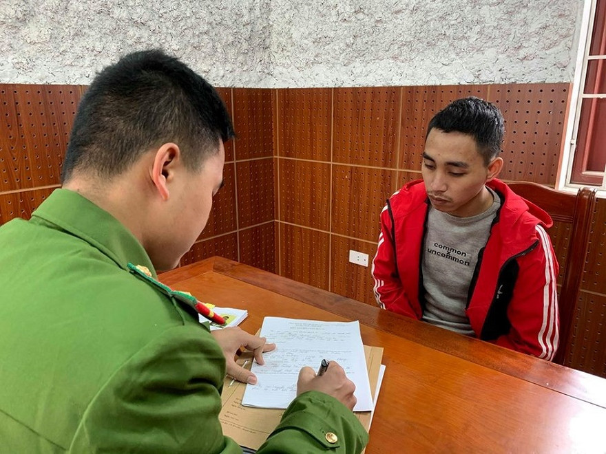 Đối tượng Hùng (bìa phải) tại cơ quan công an .Ảnh: Huyền Mỹ