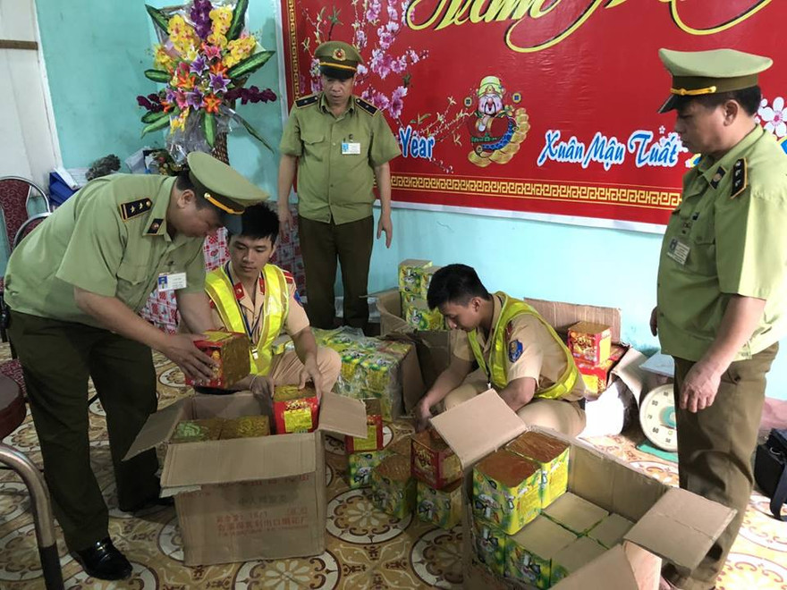 Lực lượng chức năng phát hiện, kiểm đếm 127 kg pháo nổ giấu trong hàng tạp hóa. Ảnh: TL